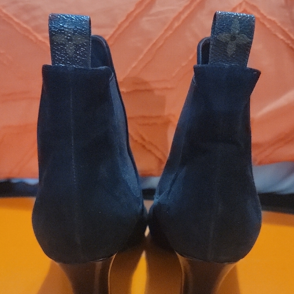 Louis Vuitton Chic Black Suede Booties - Picture 2 of 6